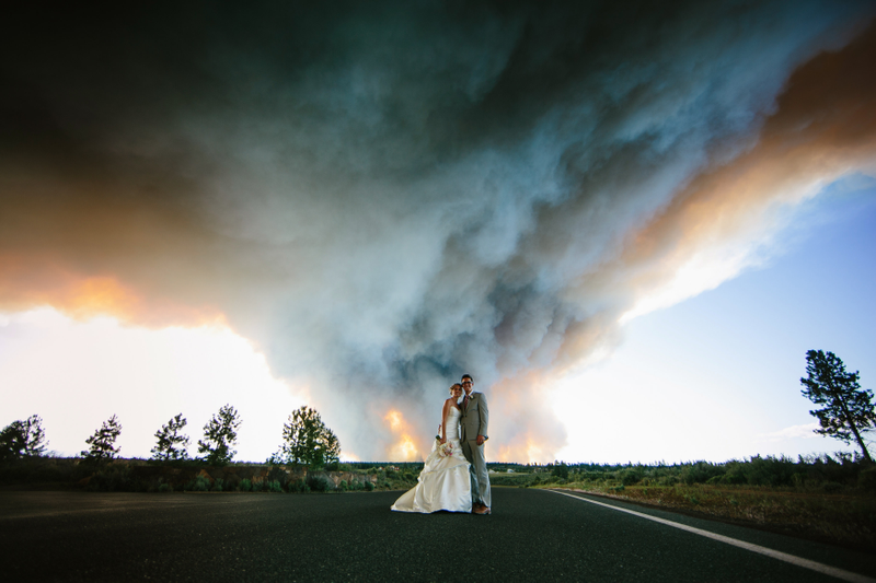 Illustration for article titled How this couple ended up with the most dramatic wedding pictures ever